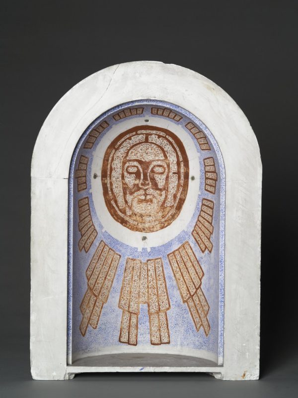 Maquette creuse en plâtre dont l'intérieur reprend la forme d'une abside. Une proposition de fresque est peinte avec la tête du Christ.
