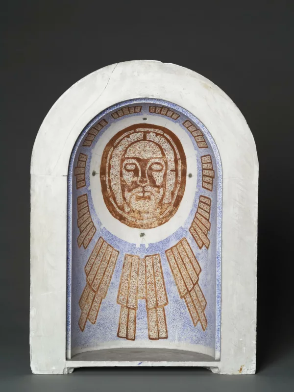 Peintre : Alfred Lombard. Dépôt du Musée des Arts décoratifs de Paris à Saint-Nazaire Agglomération Tourisme - Écomusée. Cliché Jean-Claude Lemée Maquette creuse en plâtre dont l'intérieur reprend la forme d'une abside. Une proposition de fresque est peinte avec la tête du Christ.