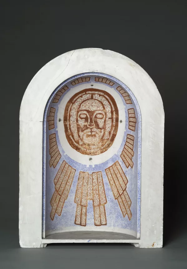 Peintre : Alfred Lombard. Dépôt du Musée des Arts décoratifs de Paris à Saint-Nazaire Agglomération Tourisme - Écomusée. Cliché Jean-Claude Lemée Maquette creuse en plâtre dont l'intérieur reprend la forme d'une abside. Une proposition de fresque est peinte avec la tête du Christ.