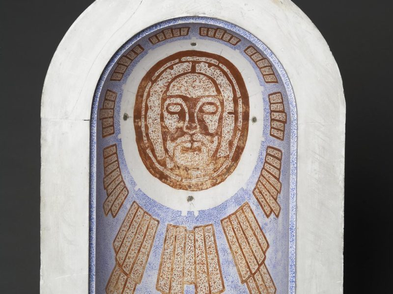 Maquette creuse en plâtre dont l'intérieur reprend la forme d'une abside. Une proposition de fresque est peinte avec la tête du Christ.