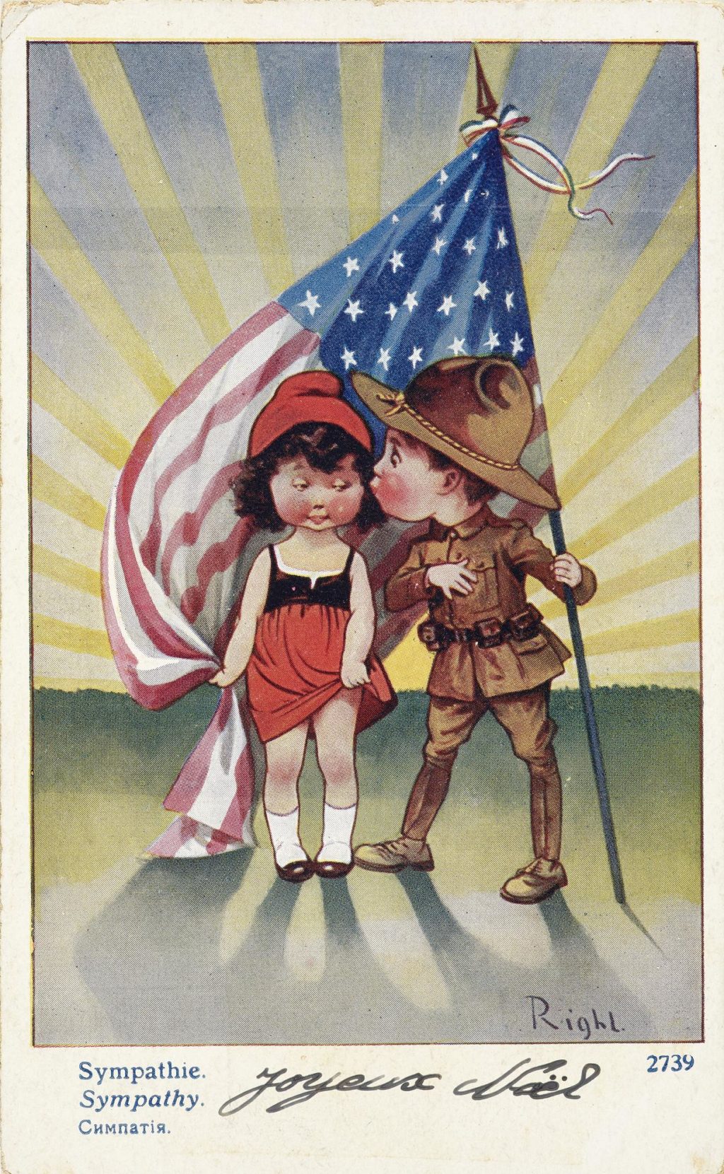 Carte postale avec une illustration dessinée en couleur représentant un petit garçon en uniforme américain et une petite fille en costume alsacien et bonnet phrygien. Le garçon tient un drapeau américain.