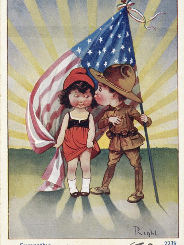 Carte postale avec une illustration dessinée en couleur représentant un petit garçon en uniforme américain et une petite fille en costume alsacien et bonnet phrygien. Le garçon tient un drapeau américain.