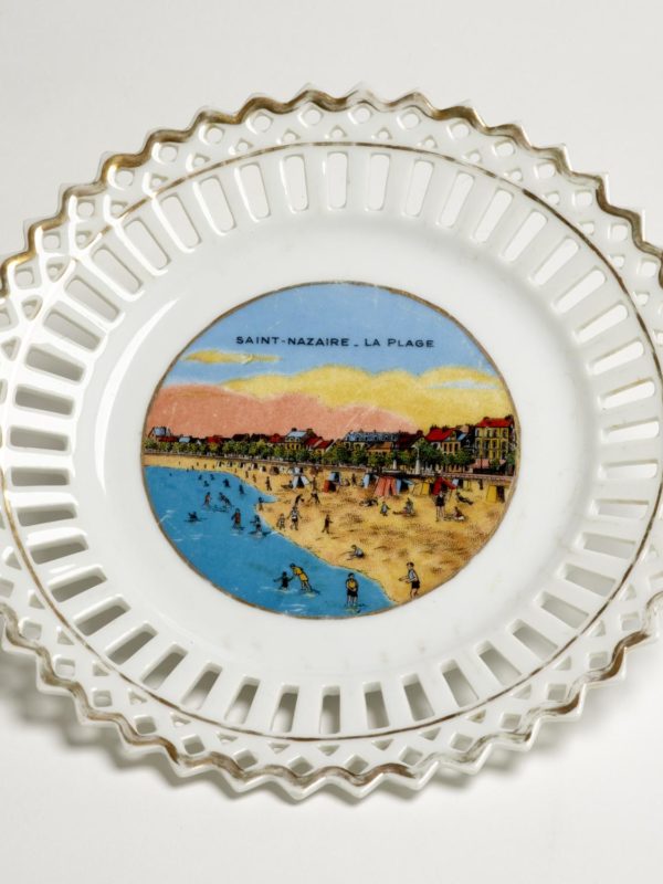 Assiette en porcelaine représentant la plage de Saint-Nazaire.