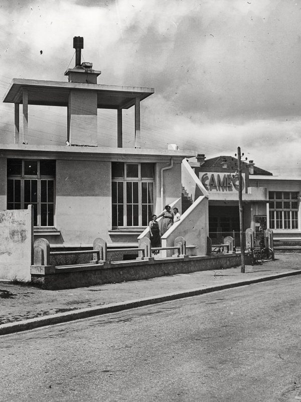 Carte postale avec une photo en noir et blanc représentant le cinéma Caméo.