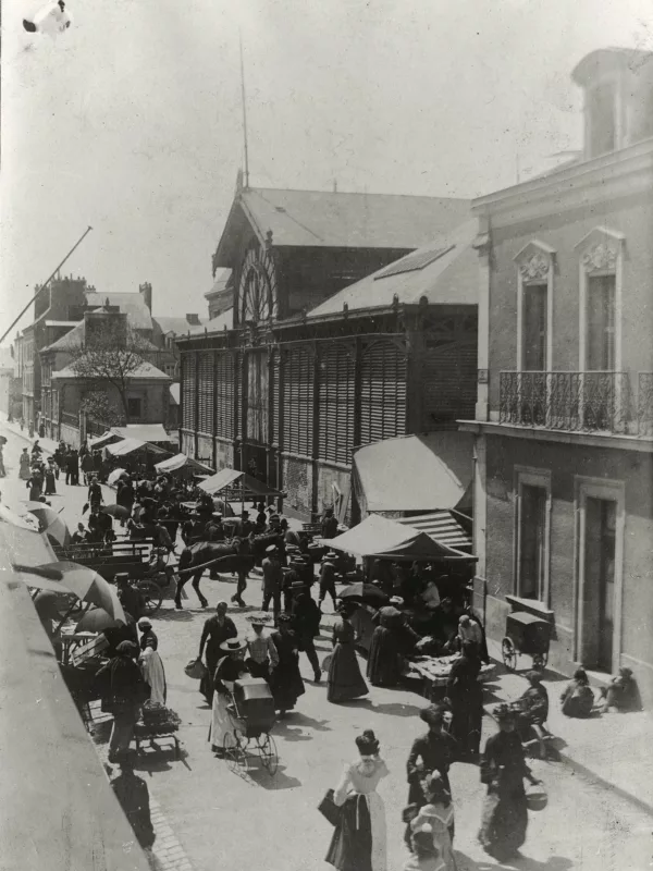 Photographe : inconnu. Collection Saint-Nazaire Agglomération Tourisme – Écomusée Photographie en noir et blanc d'une foule un jour de marché aux halles de Saint-Nazaire.