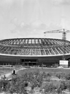 Photographie de la salle des sports "la Soucoupe" en construction.