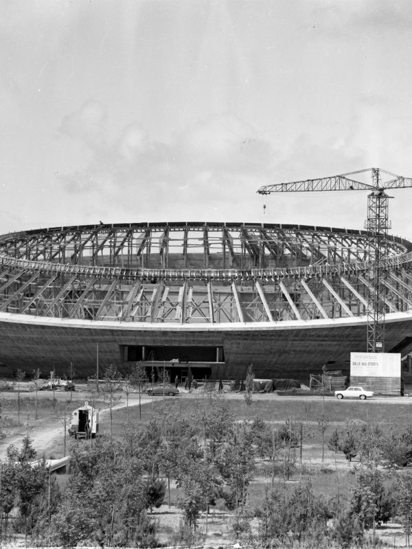 Photographie de la salle des sports "la Soucoupe" en construction.
