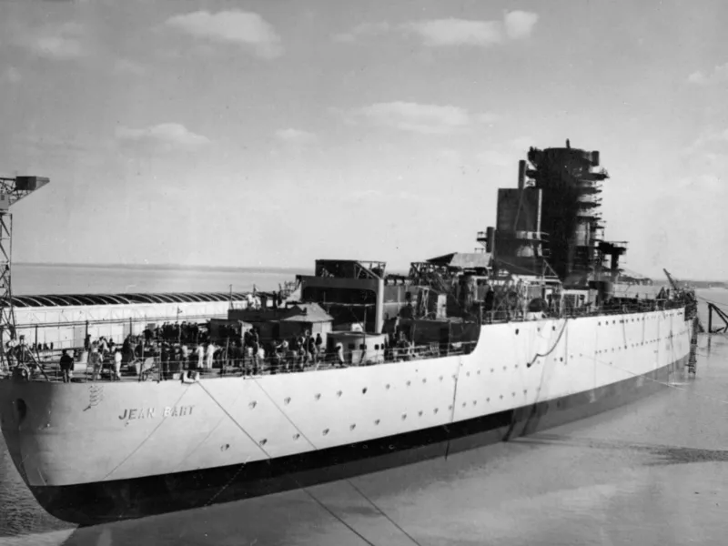 Photographe : Inconnu. Collection Geneviève Ronarc’h. Cliché Saint-Nazaire Agglomération Tourisme – Écomusée. Translation du cuirassé Jean Bart dans la souille profonde pour son achèvement à flot, 6 mars 1940.
