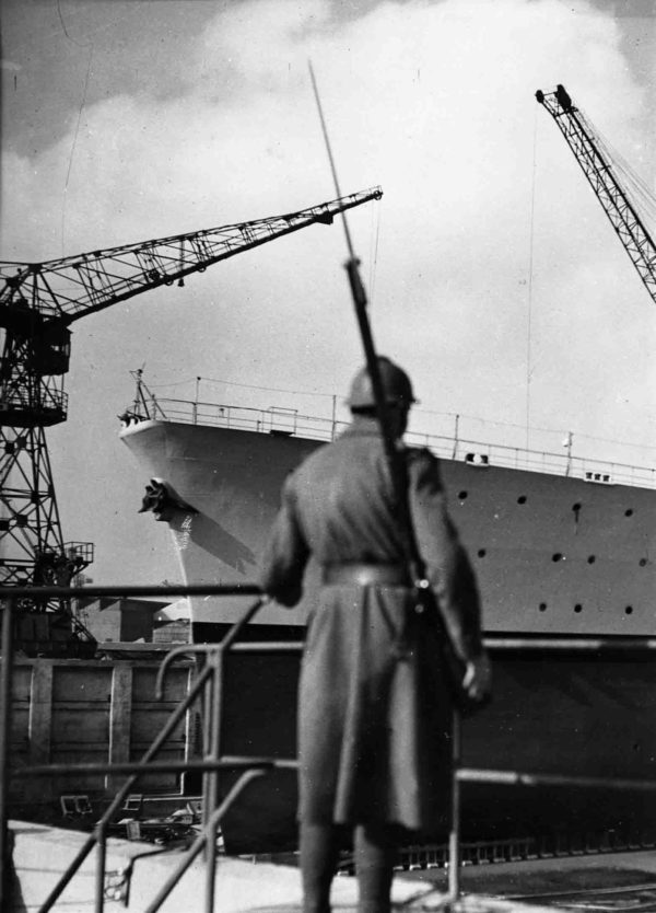 Le cuirassé Jean Bart sous surveillance militaire avant son évasion.