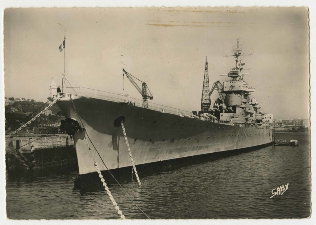 Le cuirassé Jean Bart à quai à Brest après-guerre.