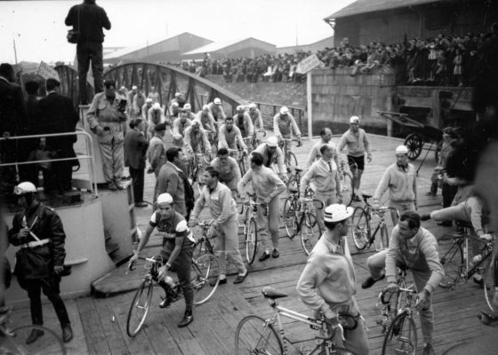 Photographie en noir et blanc de cyclistes du Tour de France lors de l'étape du 5 juillet 1958 à Saint-Nazaire.