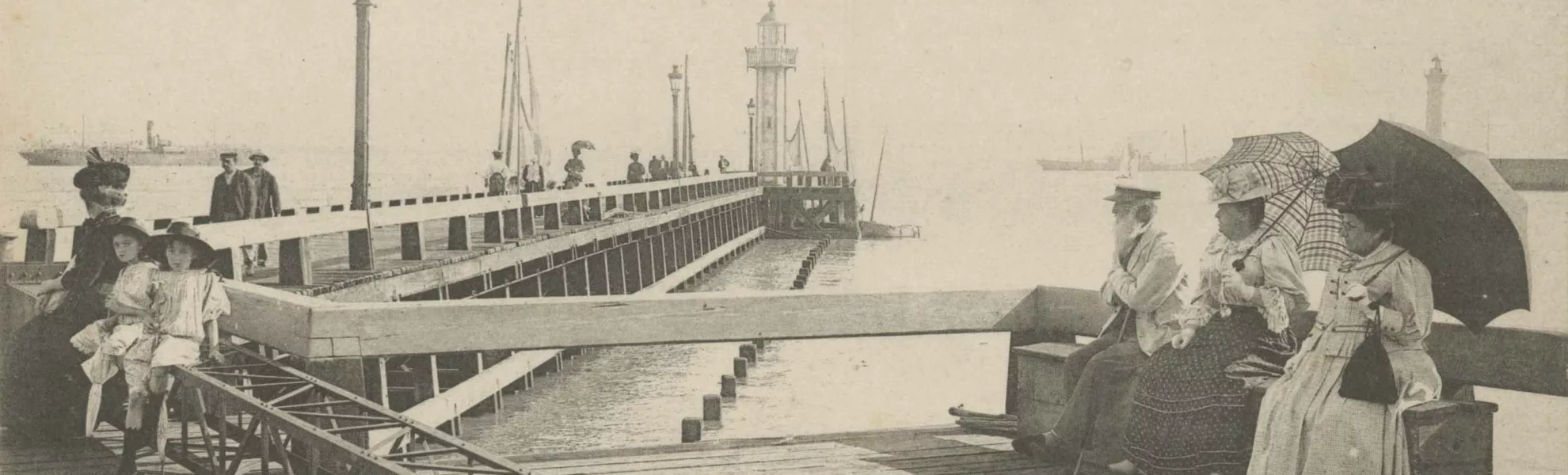 Carte postale représentant des badauds flânant sur l'estacade sud.
