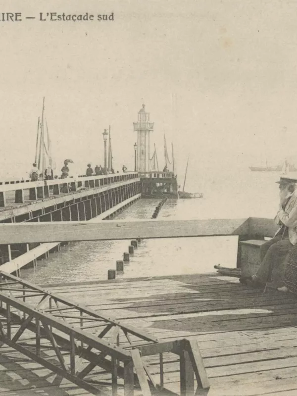 Carte postale représentant des badauds flânant sur l'estacade sud.