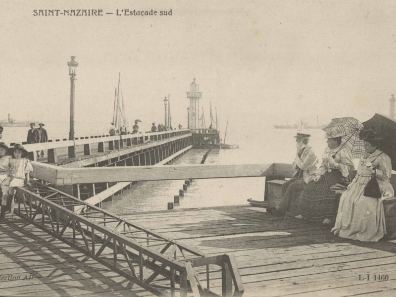 Photographe : inconnu. Éditeur : A.D. Collection Saint-Nazaire Agglomération Tourisme – Écomusée. Carte postale représentant des badauds flânant sur l'estacade sud.
