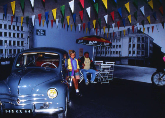 Photographie de visiteurs dans l’exposition « Les années 1950 à Saint-Nazaire » présentée par l’Écomusée en 1993 à l’écluse fortifiée.