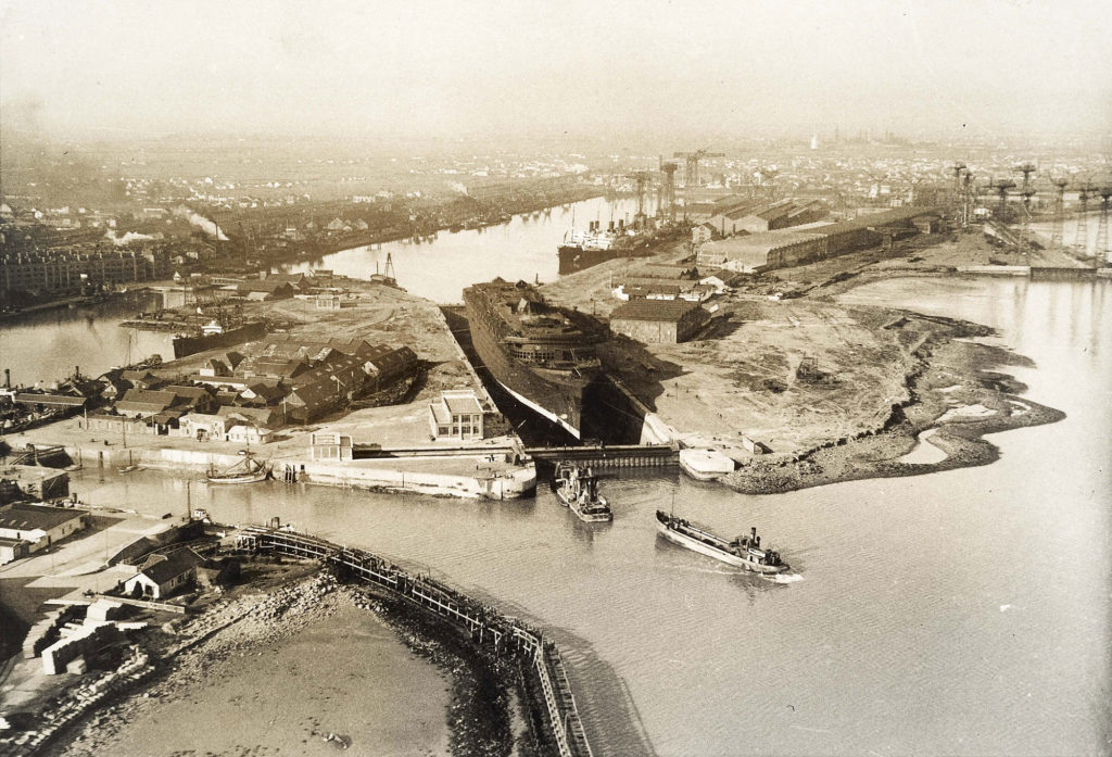 Photographie d'une vue aérienne du paquebot Normandie (1935) dans la forme-écluse Joubert du port de Saint-Nazaire