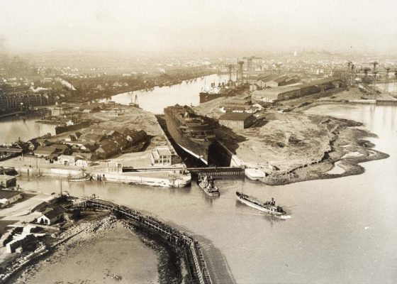 Photographie d'une vue aérienne du paquebot Normandie (1935) dans la forme-écluse Joubert du port de Saint-Nazaire