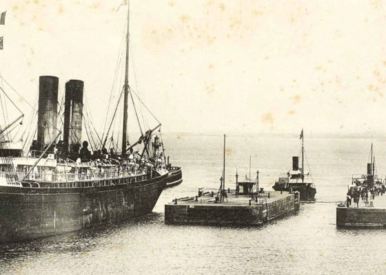 Carte postale illustrant l'arrivée d'un paquebot de la Compagnie Générale Transatlantique par une écluse de l'entrée Est du port de Saint-Nazaire.