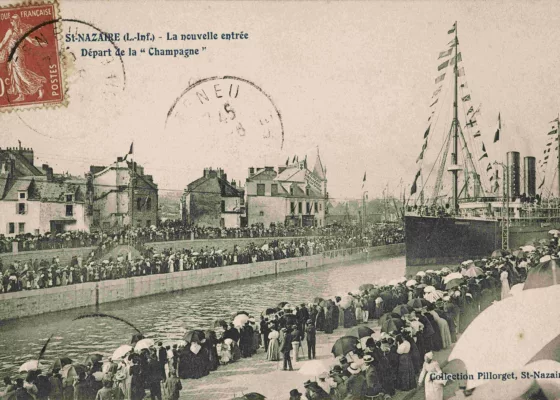 Carte postale avec une photo représentant le départ du paquebot "La Champagne" (1886) dans l’entrée Sud.