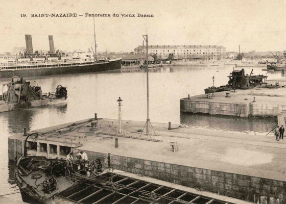 Les écluses de l'entrée Est du port donnant sur le bassin de Saint-Nazaire vers 1900.