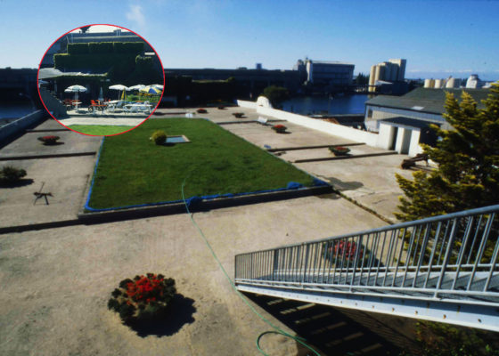 Photographie couleur du jardin et de la terrasse du toit de l'écluse fortifiée en août 1984.