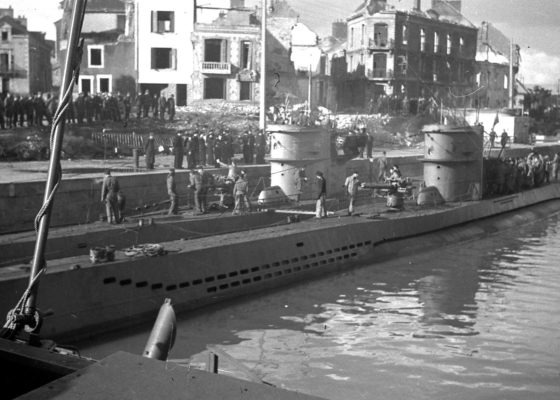 Photographie en noir et blanc du passage d’U-Boot dans l'entrée Sud.