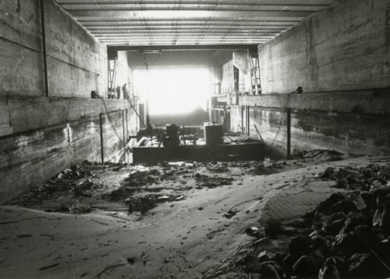 Photographie en noir et blanc de l'écluse fortifiée en travaux en 1987.