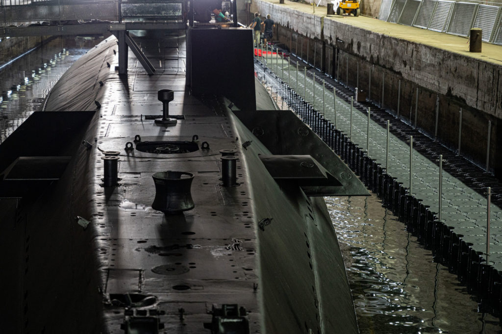 Photographie du ponton flottant en cours de montage