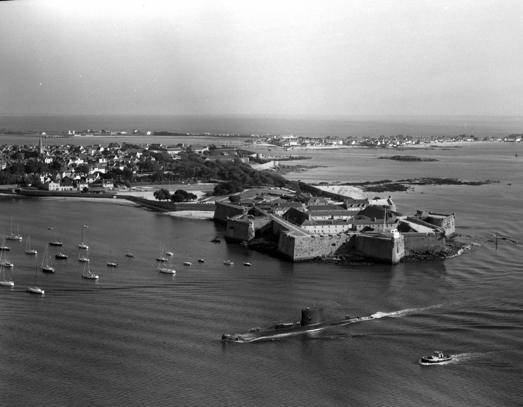 Photographie en noir et blanc du sous-marin Espadon rejoint la base des sous-marins de Lorient-Kéroman pour son désarmement.