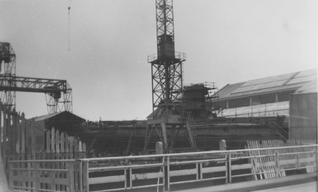 Photographie en noir et blanc du sous-marin Espadon en construction au Havre.