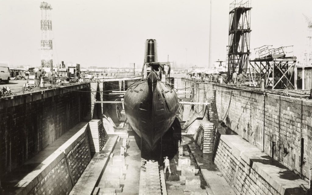 Photographie en noir et blanc représentant le carénage du sous-marin Espadon en forme de radoub.