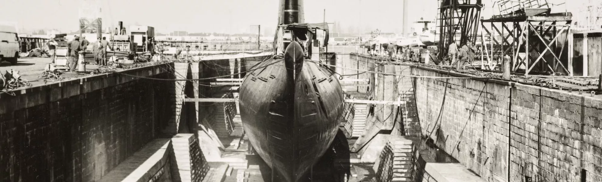Photographie en noir et blanc représentant le carénage du sous-marin Espadon en forme de radoub.