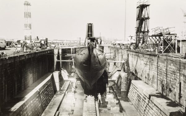 Photographie en noir et blanc représentant le carénage du sous-marin Espadon en forme de radoub.