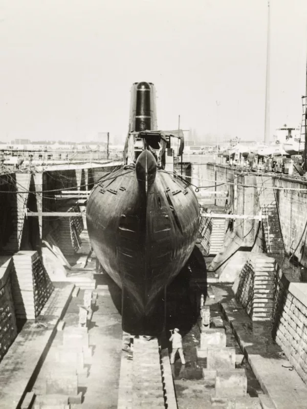 Photographie en noir et blanc représentant le carénage du sous-marin Espadon en forme de radoub.