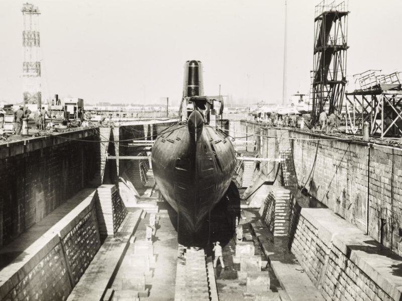 Photographie en noir et blanc représentant le carénage du sous-marin Espadon en forme de radoub.