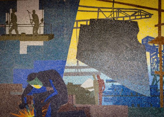 Photographie d'une mosaïque colorée représentant les chantiers navals et un soudeur au premier plan dans des tons colorés.