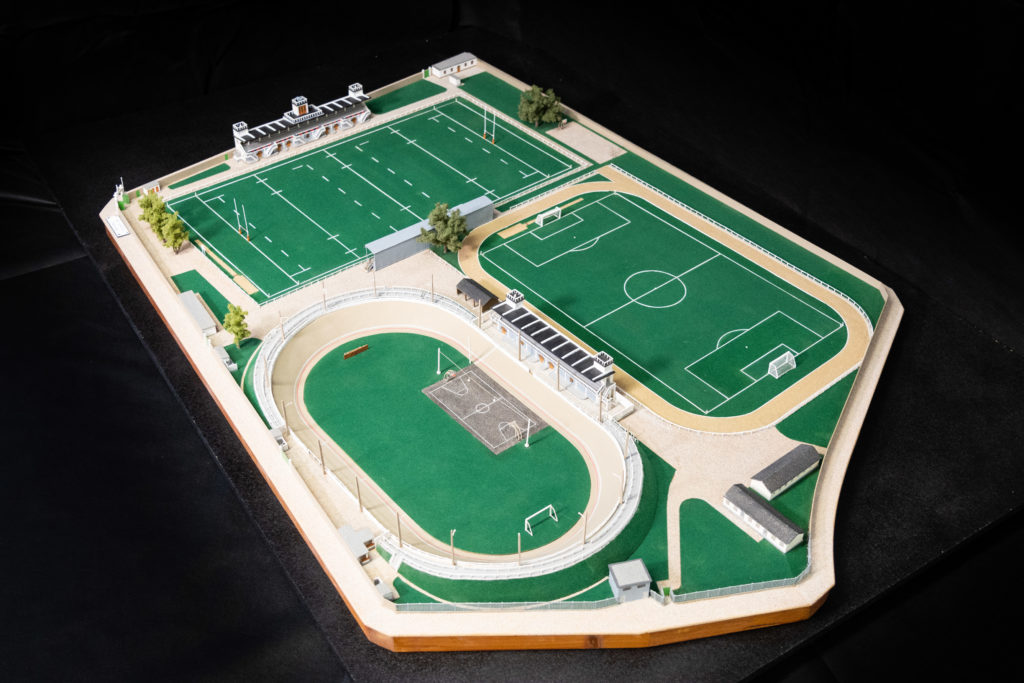 Maquette représentant fidèlement l’ancien parc des sports du Plessis. Aujourd’hui disparu, il n’en reste que son portail d’entrée.