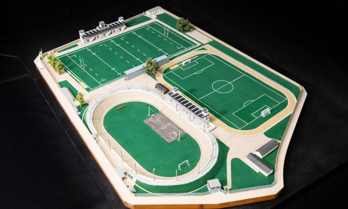 Maquettiste : Jean Cadiou. Collection Saint-Nazaire Agglomération Tourisme - Écomusée. Cliché Maelwenn Leduc Maquette représentant fidèlement l’ancien parc des sports du Plessis. Aujourd’hui disparu, il n’en reste que son portail d’entrée.