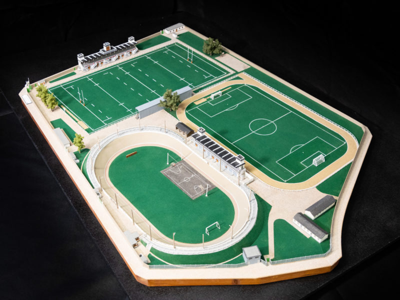 Maquette représentant fidèlement l’ancien parc des sports du Plessis. Aujourd’hui disparu, il n’en reste que son portail d’entrée.