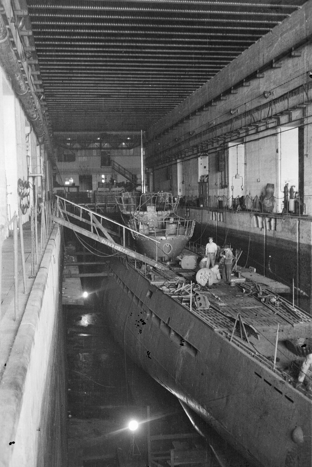 Photographie en noir et blanc du sous-marin allemand dans la base sous-marine de Saint-Nazaire