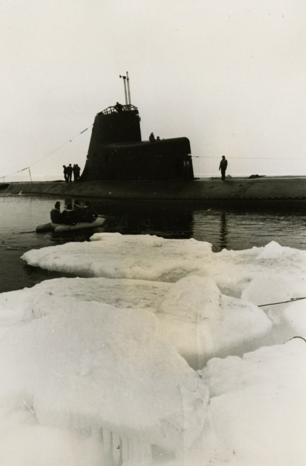 Photographie d'un sous-marin de la série Narval, dans l’Arctique.