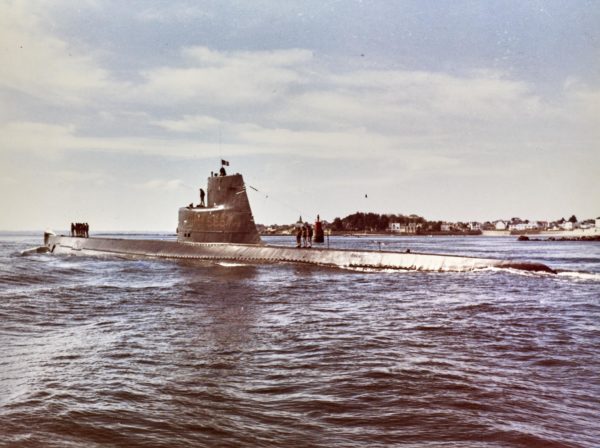 Sous-marin Espadon en mer près des côtes, quelques membres de l'équipage sont debout sur la coque.