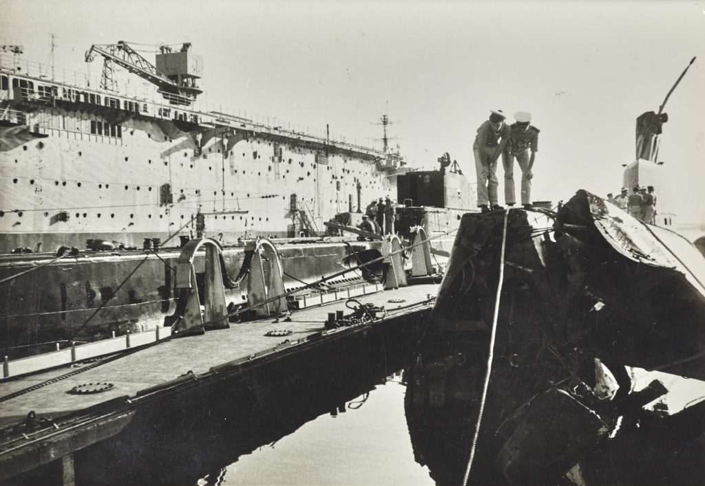 Photographie en noir et blanc de l’Espadon au ponton à Toulon
