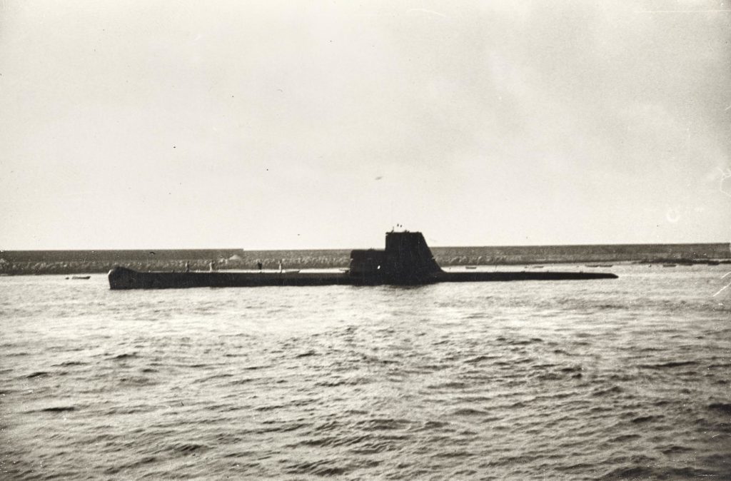 Photographie en noir et blanc du sous-marin Narval, premier de la série, près de Leixões (Portugal)