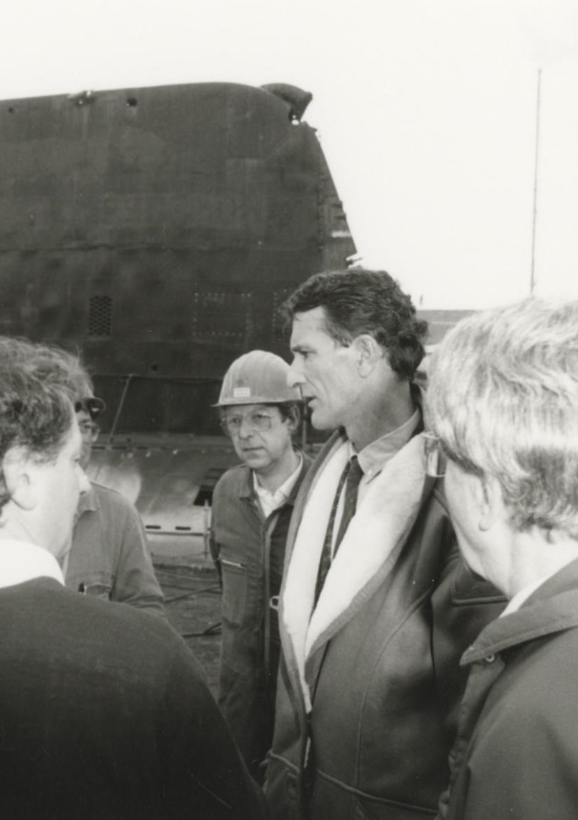 Photographie en noir et blanc de Joël Batteux visitant le chantier de carénage du sous-marin.