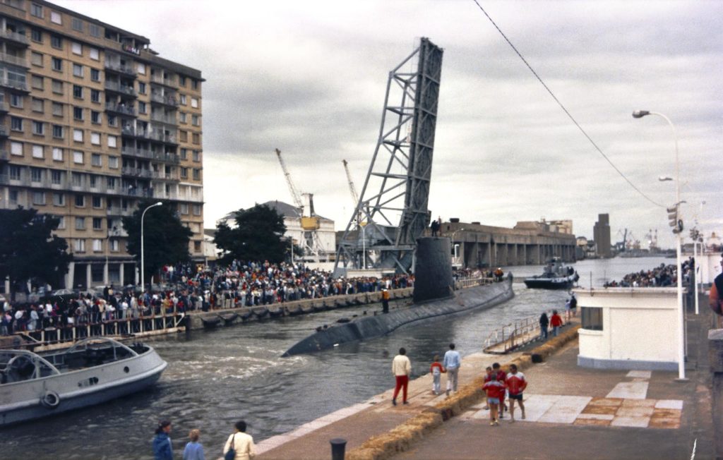 Photographie couleur du sous-marin Espadon lors de son arrivée à Saint-Nazaire