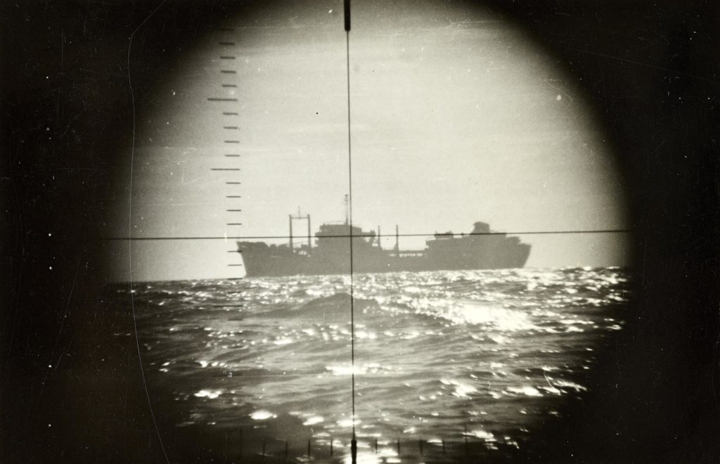 Photographie en noir et blanc d’un navire prise à travers le périscope du Dauphin