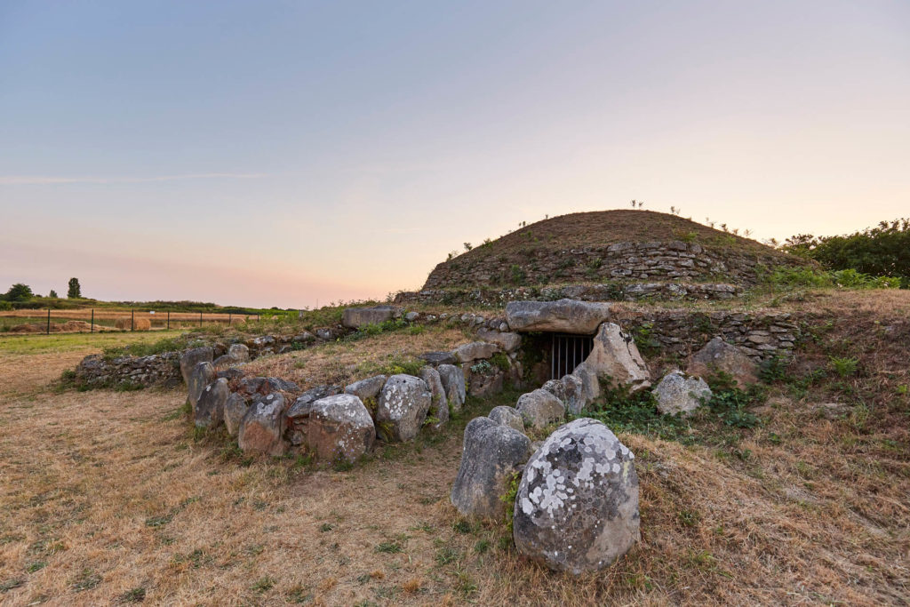 Photographie du tumulus de Dissignac, monument néolithique de Saint-Nazaire au coucher du soleil.