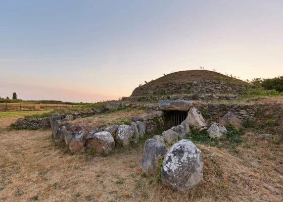 Photographie du tumulus de Dissignac, monument néolithique de Saint-Nazaire au coucher du soleil.