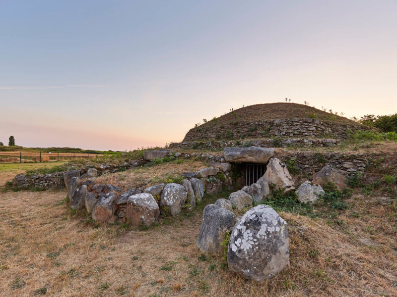 Photographie du tumulus de Dissignac, monument néolithique de Saint-Nazaire au coucher du soleil.